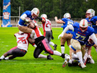 20230728 Vaasa, FINLAND. VAAHTERALIIGA: Wasa Royals - United Newland Crusaders Lohja.
Royals #13 Tim Morovick jumping touchdown over Crusaders #25 Dante Edwards & #77 Simo Takanen.
Photo: Samppa Toivonen / APOLLO PHOTO
