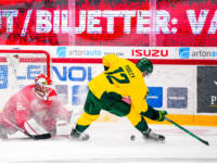 20230812 Vaasan Sähkö Areena Vaasa, FINLAND. LIIGA PRE-SEASON: Vaasan Sport - IF Björklöven Umeå.
Sport #60 Rasmus Reijola beats Björklöven #12 Scott Pooley.
Photo: Samppa Toivonen / APOLLO PHOTO