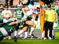 20230902 Seinäjoki, FINLAND. VAAHTERALIIGA: Seinäjoki Crocodiles - Wasa Royals.
Wasa Royals #40 Tom Suoste passes Seinäjoki Crocodiles #24 Saidu Jallow.
Photo: Samppa Toivonen / APOLLO PHOTO