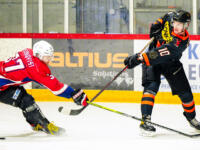 20231017 Uusikaarlepyy, FINLAND. SUOMI-SARJA: MuIK Hockey Munsala - Järvenpään Haukat.
MuIK #37 Emil Blomqvist vs. Haukat #10 Jere Kivinen.
Photo: Samppa Toivonen / APOLLO PHOTO