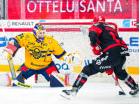 20231025 Vaasan Sähkö Areena Vaasa, FINLAND. LIIGA: Vaasan Sport - Rauman Lukko.
Sport #17 Sebastian Stålberg vs. Lukko #34 Samuel Harvey
Photo: Samppa Toivonen / APOLLO PHOTO