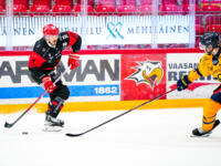 20231025 Vaasan Sähkö Areena Vaasa, FINLAND. LIIGA: Vaasan Sport - Rauman Lukko.
Sport #17 Sebastian Stålberg on attack against Lukko #38 Niclas Almari.
Photo: Samppa Toivonen / APOLLO PHOTO