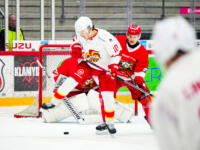 20231027 Vaasa, FINLAND. U20 SM-Sarja: Vaasan Sport - Helsingin Jokerit.
Jokerit #10 Lukas Olenius creating a mask.
Photo: Samppa Toivonen / APOLLO PHOTO
