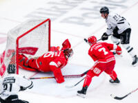 20231117 Vaasan Sähkö Areena Vaasa, FINLAND. LIIGA: Vaasan Sport - TPS Turku.
Sport #95 Miroslav Svoboda snaps a game-saver against TPS #27 Aidan Dudas.
Photo: Samppa Toivonen / APOLLO PHOTO