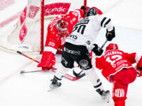 20231117 Vaasan Sähkö Areena Vaasa, FINLAND. LIIGA: Vaasan Sport - TPS Turku.
Sport #95 Miroslav Svoboda stops TPS #20 Viljami Marjala.
Photo: Samppa Toivonen / APOLLO PHOTO