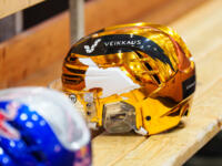 20231118 Hämeenlinna, FINLAND. LIIGA: HPK Hämeenlinna - Vaasan Sport.
Top Scorer’s helmet with a bit worn out chrome gold tape on the player bench.
Photo: Mika Kylmäniemi / APOLLO PHOTO