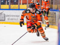 20231118 Hämeenlinna, FINLAND. LIIGA: HPK Hämeenlinna - Vaasan Sport.
Eetu Tuulola #82, HPK speeds up during warm-up.
Photo: Mika Kylmäniemi / APOLLO PHOTO