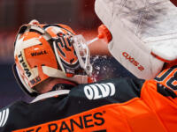 20231118 Hämeenlinna, FINLAND. LIIGA: HPK Hämeenlinna - Vaasan Sport.
Sami Rajaniemi #30, HPK sprays some water on his face during warm-up.
Photo: Mika Kylmäniemi / APOLLO PHOTO