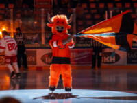 20231118 Hämeenlinna, FINLAND. LIIGA: HPK Hämeenlinna - Vaasan Sport.
Hotsi, the mascot for home team, waves the orange-black flag prior to game start.
Photo: Mika Kylmäniemi / APOLLO PHOTO