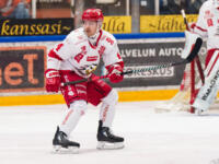 20231118 Hämeenlinna, FINLAND. LIIGA: HPK Hämeenlinna - Vaasan Sport.
Teemu Suhonen #4, Sport looks on while defending.
Photo: Mika Kylmäniemi / APOLLO PHOTO