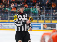 20231118 Hämeenlinna, FINLAND. LIIGA: HPK Hämeenlinna - Vaasan Sport.
A linesman brings a loose piece of the best scorer helmet cover to the bench.
Photo: Mika Kylmäniemi / APOLLO PHOTO