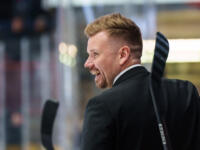 20231118 Hämeenlinna, FINLAND. LIIGA: HPK Hämeenlinna - Vaasan Sport.
Head Coach of HPK, Matias Lehtonen, expressed his opinion to the referee after Sport’s goal.
Photo: Mika Kylmäniemi / APOLLO PHOTO
