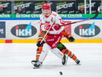 20231118 Hämeenlinna, FINLAND. LIIGA: HPK Hämeenlinna - Vaasan Sport.
Viljami Nieminen #71, Sport carries the puck in the neutral zone as a HPK player defends.
Photo: Mika Kylmäniemi / APOLLO PHOTO