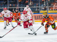 20231118 Hämeenlinna, FINLAND. LIIGA: HPK Hämeenlinna - Vaasan Sport.
Atro Leppänen #37, Sport carries the puck in their defensive zone while being pursued by Teemu Rautiainen #19, HPK.
Photo: Mika Kylmäniemi / APOLLO PHOTO