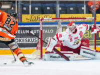 20231118 Hämeenlinna, FINLAND. LIIGA: HPK Hämeenlinna - Vaasan Sport.
Rasmus Reijola #60, Sport stretches in for a save as Eetu Tuulola #82, HPK misses the pass.
Photo: Mika Kylmäniemi / APOLLO PHOTO