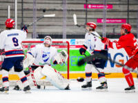 20240105 Vaasa, FINLAND. U20 SM-Sarja: Vaasan Sport - Helsingin IFK.
HIFK #9 Rasmus Hokkanen purkaa kiekon korkealla mailalla #1 Elias Pyyhtiä edestä.
Photo: Samppa Toivonen / APOLLO PHOTO