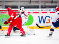 20240105 Vaasa, FINLAND. U20 SM-Sarja: Vaasan Sport - Helsingin IFK.
HIFK #1 Elias Pyyhtiä torjuu Sport #17 Marek Potsinok läpiajon.
Photo: Samppa Toivonen / APOLLO PHOTO