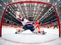 20240105 Vaasa, FINLAND. U20 SM-Sarja: Vaasan Sport - Helsingin IFK.
HIFK #1 Elias Pyyhtiä torjuu Sport #17 Marek Potsinok läpiajon.
Photo: Samppa Toivonen / APOLLO PHOTO