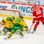 20240113 Vaasan Sähkö Areena Vaasa, FINLAND. LIIGA: Vaasan Sport - Tampereen Ilves.
Sport #12 Anton Stråka vs ilves #31 Jakub Malek ja #25
Jeremy Gregoire
Photo: Pasi Suokko / APOLLO PHOTO