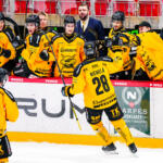20240119 Vaasan Sähkö Areena Vaasa, FINLAND. LIIGA: Vaasan Sport - SaiPa Lappeenranta.
SaiPa #28 Mikko Niemelä & #30 Kari Piiroinen celebrating.
Photo: Samppa Toivonen / APOLLO PHOTO