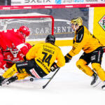 20240119 Vaasan Sähkö Areena Vaasa, FINLAND. LIIGA: Vaasan Sport - SaiPa Lappeenranta.
Sport #65 Zack Hayes clears the grease against SaiPa #74 Jonne Tammela.
Photo: Samppa Toivonen / APOLLO PHOTO