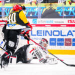 20240126 Vaasan Sähkö Areena Vaasa, FINLAND. LIIGA: Vaasan Sport - JYP Jyväskylä.
JYP #35 Veini Vehviläinen streching to puck.
Photo: Samppa Toivonen / APOLLO PHOTO