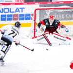 20240126 Vaasan Sähkö Areena Vaasa, FINLAND. LIIGA: Vaasan Sport - JYP Jyväskylä.
JYP #71 Juuso Puustinen shoots at Sport #60 Rasmus Reijola.
Photo: Samppa Toivonen / APOLLO PHOTO