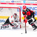 20240126 Vaasan Sähkö Areena Vaasa, FINLAND. LIIGA: Vaasan Sport - JYP Jyväskylä.
JYP #35 Veini Vehviläinen vs. Sport #25 Axel Holmström.
Photo: Samppa Toivonen / APOLLO PHOTO