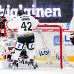 20240126 Vaasan Sähkö Areena Vaasa, FINLAND. LIIGA: Vaasan Sport - JYP Jyväskylä.
JYP #35 Veini Vehviläinen & #42 Teemu Eronen celebrting win.
Photo: Samppa Toivonen / APOLLO PHOTO