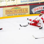 20240117 Ässät vs. Sport, Liiga runkosarja, Pori. Kuvassa 65 Zack Hayes pysäyttää 78 Dylan Fabre, 95 Miroslav Svoboda. Elmeri Elo / Apollo Photo