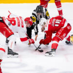 20240117 Ässät vs. Sport, Liiga runkosarja, Pori. Kuvassa 28 Johan Sundström ja 44 Jan-Mikael Järvinen aloituksessa, edessä 11 Simon Hjalmarsson, 29 Lenni Hämeenaho. Elmeri Elo / Apollo Photo