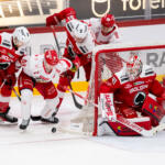 20240117 Ässät vs. Sport, Liiga runkosarja, Pori. Kuvassa 63 Lari Heikkinen pyrkii maalille, 70 Marcus Davidsson estää, 51 Tuomas Salmela, 13 Erik Riska. Elmeri Elo / Apollo Photo