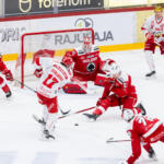 20240117 Ässät vs. Sport, Liiga runkosarja, Pori. Kuvassa 17 Sebastian Stålberg laukoo, 51 Tuomas Salmela, 41 Niklas Rubin, 37 Rami Määttä. Elmeri Elo / Apollo Photo