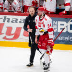 20240117 Ässät vs. Sport, Liiga runkosarja, Pori. Kuvassa 24 Reece Scarlett sai taklaustilanteessa osuman päähänsä ja joutui poistumaan pukukoppiin. Elmeri Elo / Apollo Photo