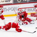 20240117 Ässät vs. Sport, Liiga runkosarja, Pori. Kuvassa 8 Libor Zábranský heittäytyy laukauksen eteen, kiekko menee niukasti ohi 41 Niklas Rubin maalin, 28 Johan Sundström, 17 Sebastian Stålberg. Elmeri Elo / Apollo Photo