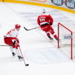 20240117 Ässät vs. Sport, Liiga runkosarja, Pori. Kuvassa 70 Marcus Davidsson viimeisteli 4-1 loppunumerot tyhjään maaliin ja teki ottelussa tehot 2+0, 28 Johan Sundström, 16 Theodor Johnsson. Elmeri Elo / Apollo Photo