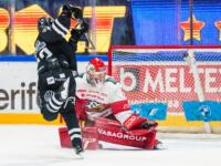 20241205 Turku, FINLAND. LIIGA: TPS Turku - Vaasan Sport.
Masi Härkönen #1, Sport grabs a glove save in the shootout from a shot by Tim Söderlund #22, TPS.
Photo: Mika Kylmäniemi / APOLLO PHOTO