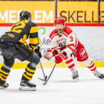20250822 Kraft Arena, Skellefteå, Sweden. Preseason: Skellefteå AIK - Vaasan Sport
Vaasan Sport #3 Charles Bertrand
Skellefteå AIK #22 Jonathan Johnson
Photo: Pasi Suokko / APOLLO PHOTO