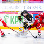 20250807 Vaasan Sähkö Areena Vaasa, FINLAND. LIIGA PRE-SEASON: Vaasan Sport - Oulun Kärpät.
Oulun Kärpät #19 Tommi Tikka dumps Vaasan Sport #24 Eetu Levänen
Photo: Samppa Toivonen / APOLLO PHOTO