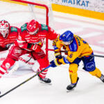 20250923 Vaasan Sähkö Areena Vaasa, FINLAND. LIIGA: Vaasan Sport - Mikkelin Jukurit.
Vaasan Sport #72 Samuli Piipponen defending against Mikkelin Jukurit #16 Connor Ford
Photo: Samppa Toivonen / APOLLO PHOTO