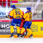 20250923 Vaasan Sähkö Areena Vaasa, FINLAND. LIIGA: Vaasan Sport - Mikkelin Jukurit.
Mikkelin Jukurit #20 Justin Addamo & #34 Severi Immonen hit Vaasan Sport player.
Photo: Samppa Toivonen / APOLLO PHOTO