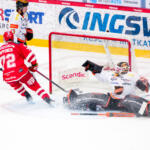 20250927 Vaasan Sähkö Areena Vaasa, FINLAND. LIIGA: Vaasan Sport - Kouvolan KooKoo.
Another puck behind Kouvolan KooKoo #34 Eetu Randelin
Photo: Samppa Toivonen / APOLLO PHOTO