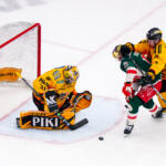 20251129 Vaasan Sähkö Areena Vaasa, FINLAND. LIIGA: Vaasan Sport - Kuopion KalPa.
Kuopion KalPa #31 Patrik Kerkola & #7 Veikka Mononen, Vaasan Sport #17 Sebastian Stålberg
Photo: Samppa Toivonen / APOLLO PHOTO