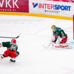 20251129 Vaasan Sähkö Areena Vaasa, FINLAND. LIIGA: Vaasan Sport - Kuopion KalPa.
Kuopion KalPa #22 Cade Bouchardt socres against Vaasan Sport #31 Joni Ortio
Photo: Samppa Toivonen / APOLLO PHOTO