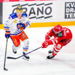 20251219 Vaasan Sähkö Areena Vaasa, FINLAND. LIIGA: Vaasan Sport - Tampereen Tappara.
Tampereen Tappara #78 Benjamin Rautiainen, Vaasan Sport #11 Simon Hjalmarsson
Photo: Samppa Toivonen / APOLLO PHOTO