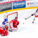20251219 Vaasan Sähkö Areena Vaasa, FINLAND. LIIGA: Vaasan Sport - Tampereen Tappara.
Tampereen Tappara #78 Benjamin Rautiainen scores on Vaasan Sport #1 Masi Härkönen
Photo: Samppa Toivonen / APOLLO PHOTO